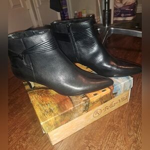Bella Vita Kitten heel booties 12W